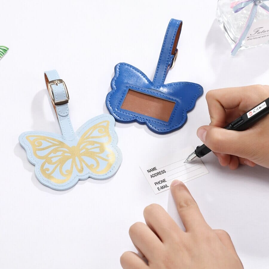 Étiquette Bagage Papillon colorée, idéale pour vos voyages, se fixe facilement à vos valises et sacs de voyage.