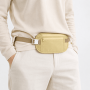Pochette invisible de voyage beige portée