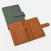 Porte-passeport cuir PU avec porte-cartes mise en scene