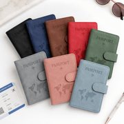 Porte-passeport cuir PU avec porte-cartes mise en scene 2