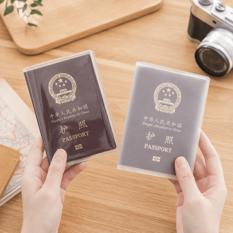 Protège-passeport transparent PVC mise en scène