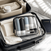 Set flacons voyage avec pochette mise en scene