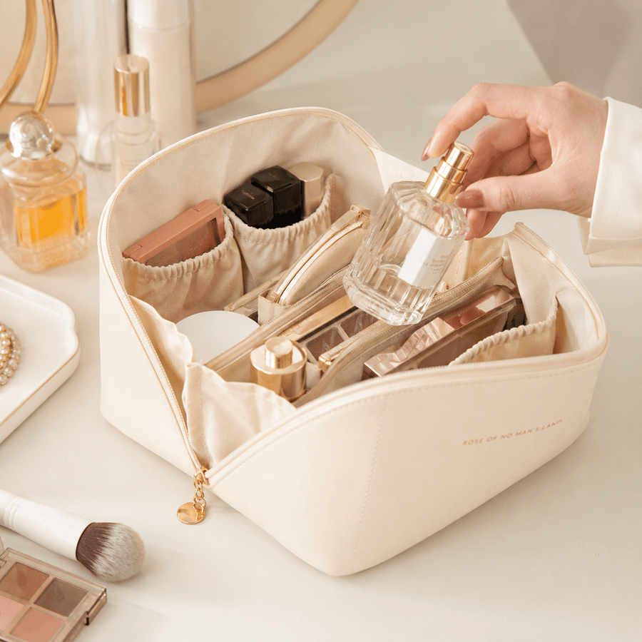 Trousse de toilette femme mise en scene