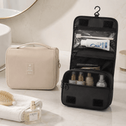 Trousse maquillage suspendue , mise en scene 3
