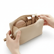 Petite trousse maquillage beige monochrome